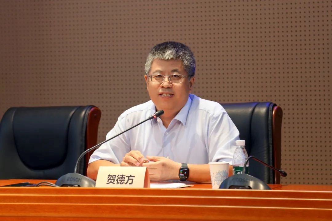 國(guó)務(wù)院參事、科技部原副秘書長(zhǎng)、中國(guó)科技評(píng)估與成果管理研究會(huì)理事長(zhǎng)賀德方致辭。主辦方供圖