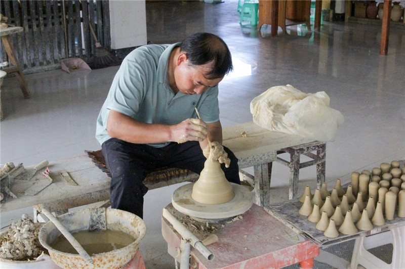 陶器是人類社會由舊石器時代發(fā)展到新石器時代的標(biāo)志之一，也是人類由野蠻走向文明的標(biāo)志，承載著人類成長進步的記憶。陶藝一條街上，母氏陶藝館內(nèi)，空氣中彌漫著陶土的芬芳。非遺傳承人母先才展示制陶技術(shù)，他神情專注、心無旁騖地打磨手中的陶坯，手中的泥土在旋轉(zhuǎn)的陶輪上漸漸成型。與土陶相伴近40年的母先才堅守初心，傳承土陶技藝是他作為貴州省級非遺花茂土陶傳承人的“執(zhí)念”與責(zé)任。（俄羅斯《俄羅斯報》視覺內(nèi)容部副主編阿爾圖爾·杰魯諾夫攝）
