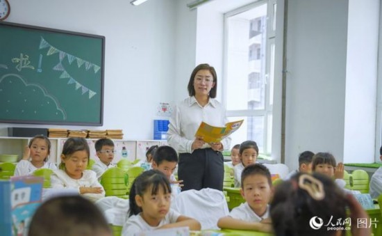9月9日，黑龍江省哈爾濱市花園小學(xué)，語文老師正在給二年級(jí)小學(xué)生們上課。人民網(wǎng)記者 張哲鑫攝