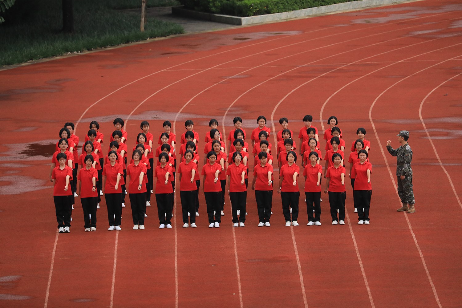 華坪女高2024級新生軍訓(xùn)。華坪縣融媒體中心供圖