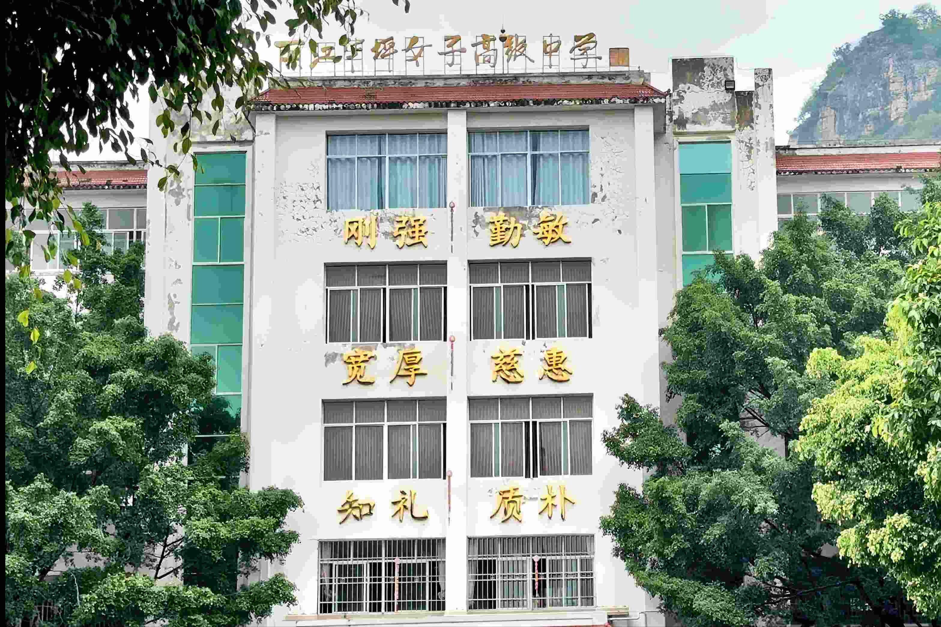 華坪女高教學(xué)樓。人民網(wǎng)記者 劉微攝