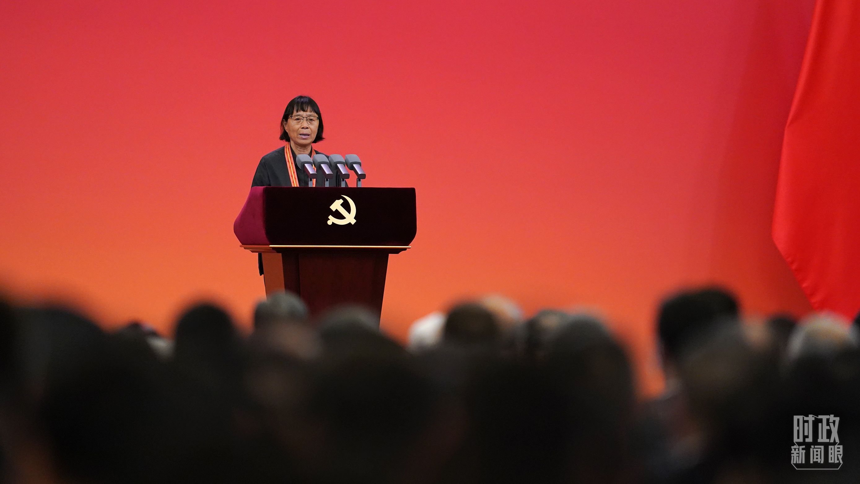  △2021年6月，幫助數(shù)千名貧困山區(qū)女孩圓夢大學的人民教師張桂梅，代表“七一勛章”獲得者發(fā)言。（總臺國廣記者李晉拍攝）