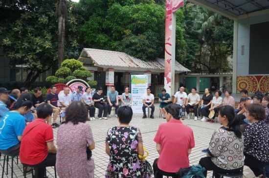  南寧市青秀區(qū)新竹社區(qū)召開“竹聲傾談”民情懇談會(huì)。（李抒蓉 攝）