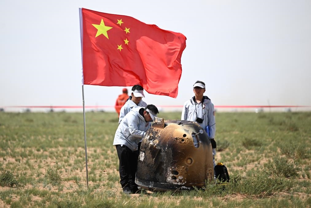 6月25日14時(shí)7分，嫦娥六號(hào)返回器攜帶來(lái)自月背的月球樣品安全著陸在內(nèi)蒙古四子王旗預(yù)定區(qū)域，探月工程嫦娥六號(hào)任務(wù)取得圓滿(mǎn)成功。新華社記者 貝赫 攝