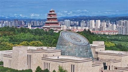 △寶雞青銅器博物院建筑外形運(yùn)用高臺門闕、青銅厚土的建筑語言，氣勢恢宏，厚重威嚴(yán)。（總臺央視記者范凱拍攝）