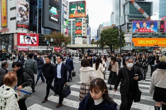 2023年11月15日，人們走過(guò)日本東京澀谷車站前的十字路口。新華社記者張笑宇攝