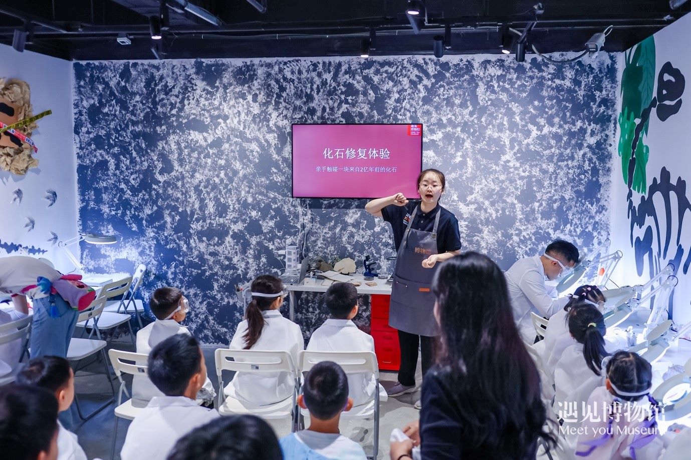 3. 小朋友們?cè)凇?億年的地球記憶——恐龍化石特展”體驗(yàn)當(dāng)“小小科學(xué)家”。遇見(jiàn)博物館供圖
