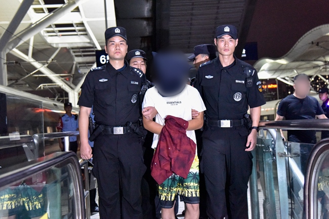 一名潛逃柬埔寨的犯罪嫌疑人被押解回國(guó)。公安部供圖