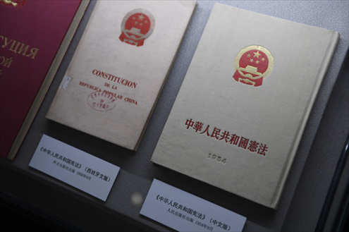 這是“五四憲法”歷史資料陳列館北山街館區(qū)展出的“五四憲法”中文版和西班牙文版。（2018年2月24日攝）新華社記者黃宗治攝