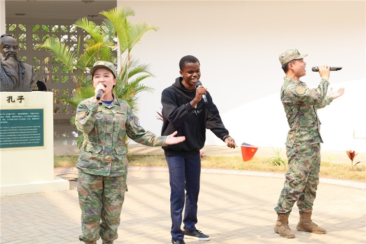 孔院學生與中國海軍官兵合唱《天地龍鱗》。內(nèi)圖大學孔子學院供圖