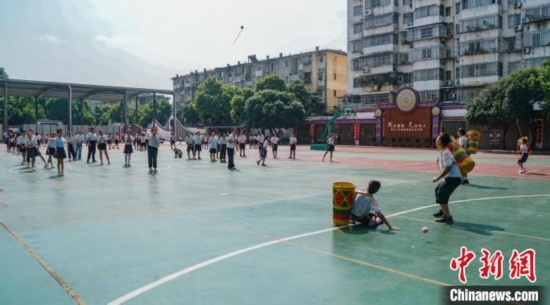 翠竹小學的學生在進行拋繡球運動。歐惠蘭 攝