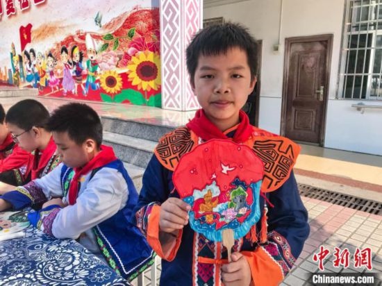 翠竹小學學生展示自己繪制的團扇作品。蔣豐慧 攝