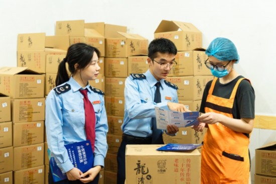 國家稅務總局平樂縣稅務局青年服務隊深入本土月餅生產(chǎn)銷售企業(yè)，精準推送適用稅惠政策，為香甜的月餅增添“稅滋味”。任斯林攝