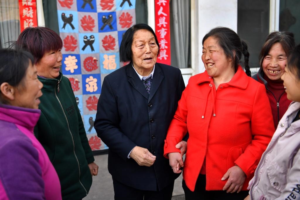 2019年3月23日，申紀(jì)蘭（左三）在山西省平順縣西溝村與村民分享全國兩會精神。新華社記者 曹陽 攝