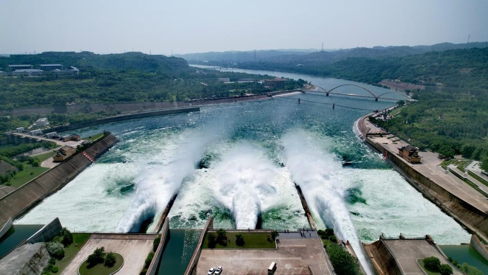2023年6月21日，調(diào)水調(diào)沙清水下泄階段的小浪底水庫下泄基本為清水（無人機照片）。黃河調(diào)水調(diào)沙已實施22年，通過調(diào)水調(diào)沙，黃河下游河道主河槽得到全線沖刷，河床有明顯下降，行洪和過沙能力普遍提高。