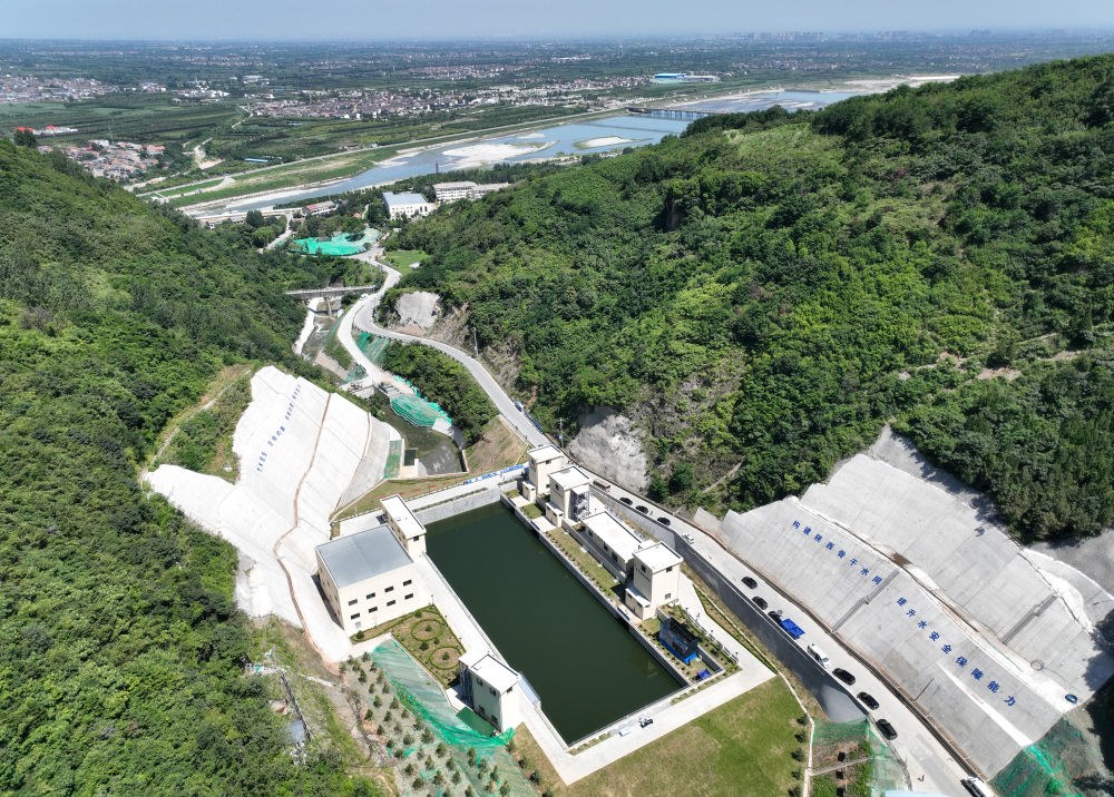 2023年7月16日，國家重大水利工程引漢濟渭工程成功實現(xiàn)先期通水，這是在陜西西安拍攝的黃池溝配水樞紐（無人機照片）。引漢濟渭工程全部建成投用后，可增加渭河入黃河水量年均6億至7億立方米。