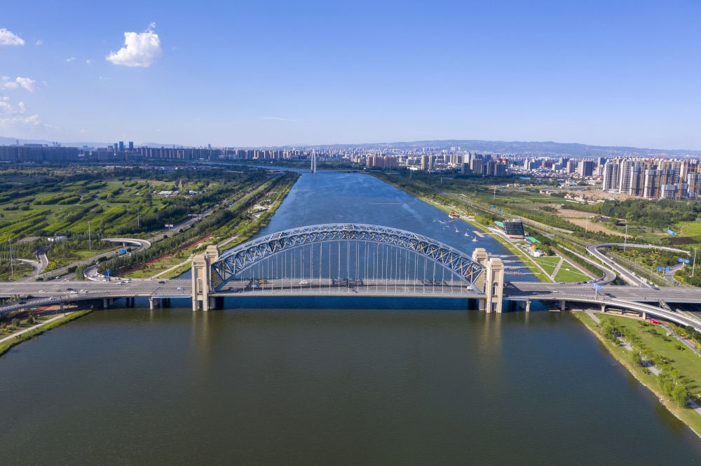2024年6月7日在山西拍攝的汾河太原段晉陽橋（無人機照片）。汾河是黃河第二大支流。近年來，當?shù)赝ㄟ^源頭截污、雨污分流、生物治藻等措施推進“一泓清水入黃河”工程。今年1月至6月，太原市境內(nèi)6個地表水國考斷面優(yōu)良水體比例達到100%。