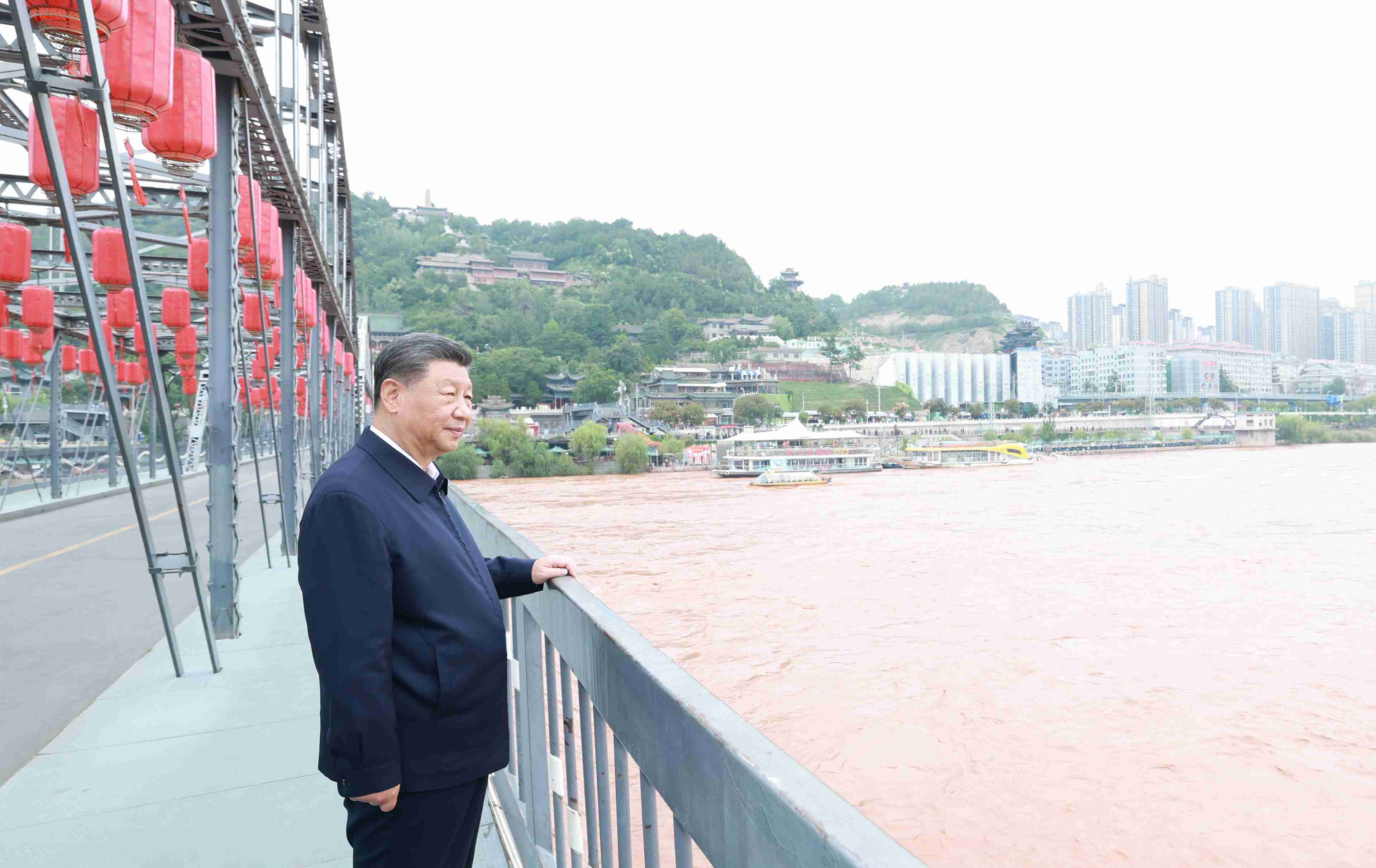 △9月11日，習(xí)近平總書記在甘肅蘭州中山橋上遠(yuǎn)眺黃河。