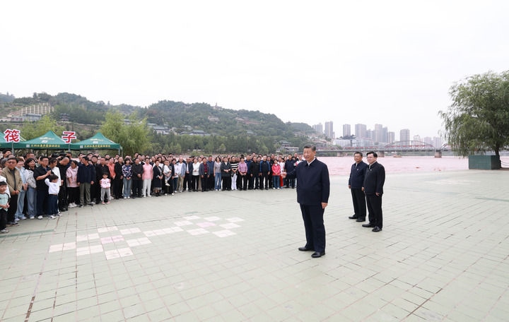 9月10日至13日，中共中央總書記、國家主席、中央軍委主席習(xí)近平在甘肅考察。這是11日下午，習(xí)近平在黃河蘭州中山橋段考察時，同在場的干部群眾親切交流。新華社記者 王曄 攝