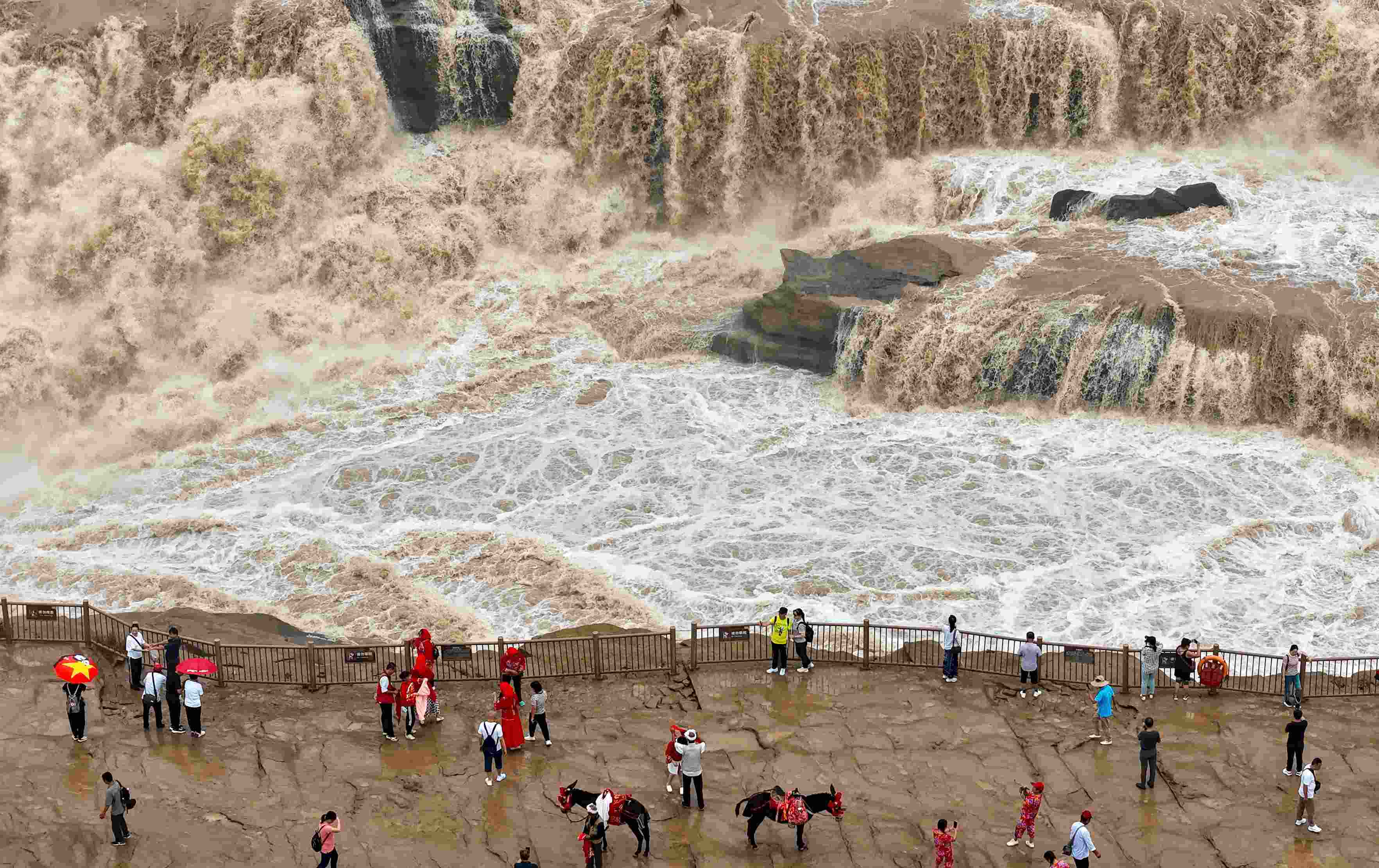 △9月9日，游客在黃河壺口瀑布景區(qū)游覽。