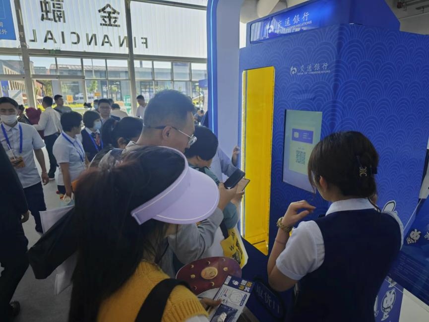 觀眾在金融服務(wù)展區(qū)體驗(yàn)數(shù)字人民幣購物。人民網(wǎng)記者 黃盛攝