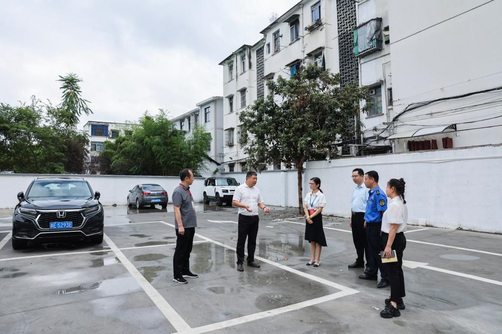 2024年9月11日，在浙江省湖州市，湖州吳興區(qū)人大代表、人大飛英街道工委代表及塔下街社區(qū)代表前往已改建的一處停車場進(jìn)行實(shí)地調(diào)研，監(jiān)督該改建項(xiàng)目的完成情況。新華社記者 徐昱 攝