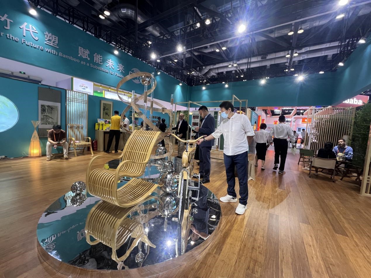 展會(huì)期間，國(guó)際竹藤組織展臺(tái)展出的竹藤制品。人民網(wǎng) 歐陽(yáng)易佳攝
