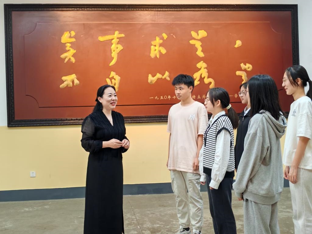 湖南第一師范學院思政課教師正在為學生講述紅色校史。（受訪者供圖）