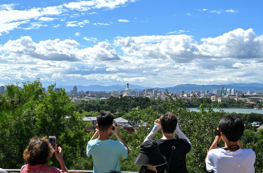 2024年8月12日北京天氣晴好，游客從景山上拍攝遠(yuǎn)處的北海公園。新華社記者李鑫 攝