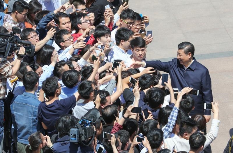 2018年5月2日，習(xí)近平總書記來到北京大學(xué)考察。這是總書記離開學(xué)校時(shí)同道路兩旁師生親切握手。