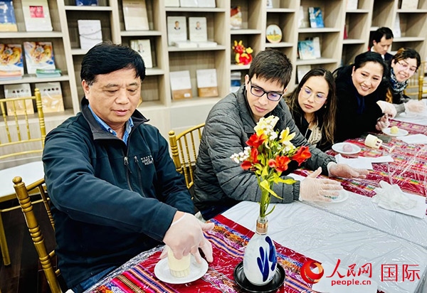 前來參加活動的利馬居民共同制作冰皮月餅。人民網(wǎng)記者 宋亦然攝