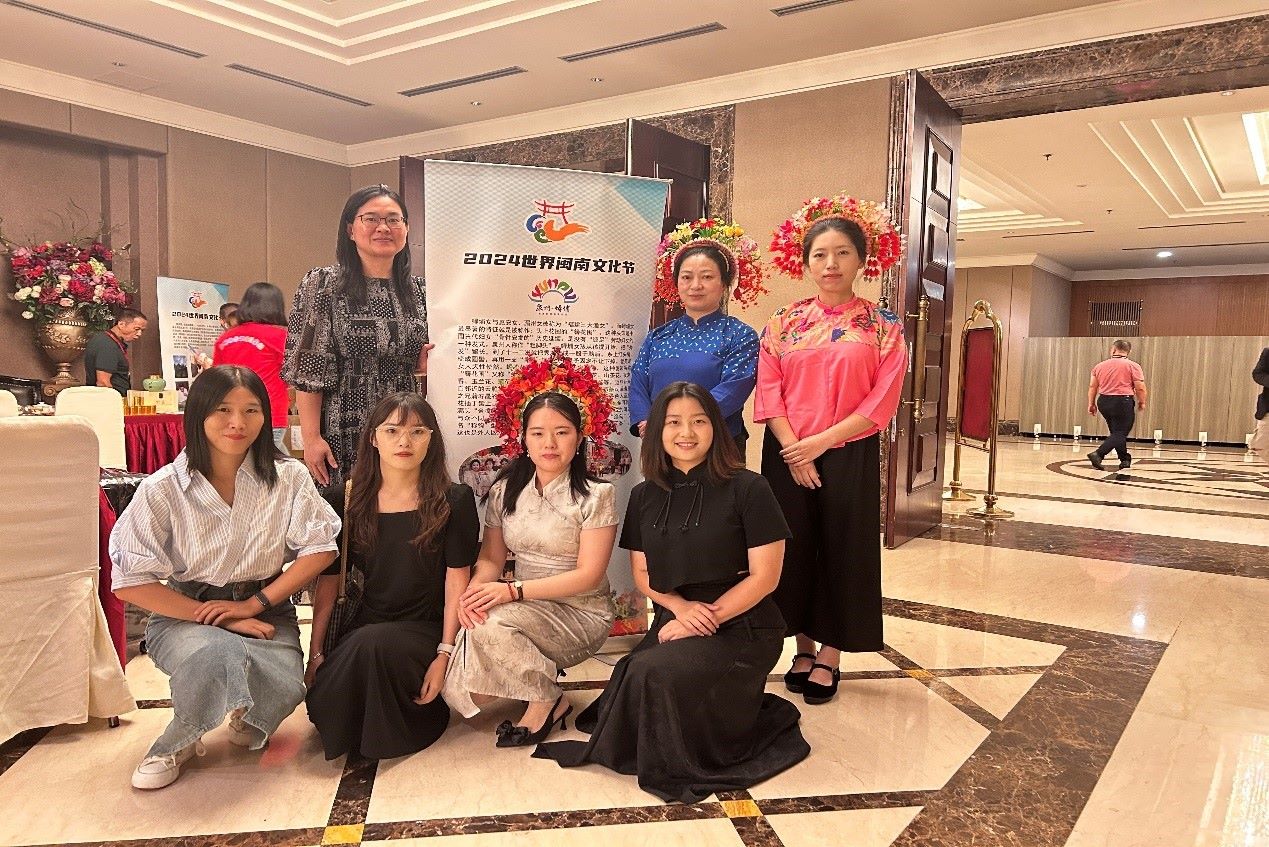 阿拉扎大學(xué)孔子學(xué)院老師和簪花圍傳承人合影。阿拉扎大學(xué)孔子學(xué)院供圖
