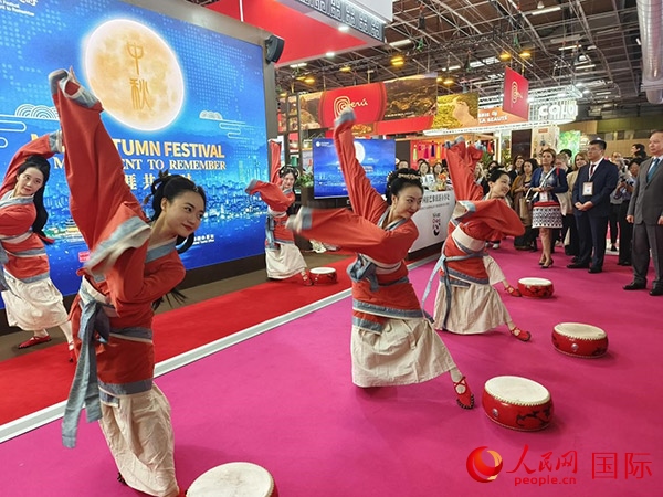 “你好！中國(guó)”展臺(tái)開(kāi)幕式上的中國(guó)傳統(tǒng)舞蹈表演。人民網(wǎng)記者 尚凱元攝