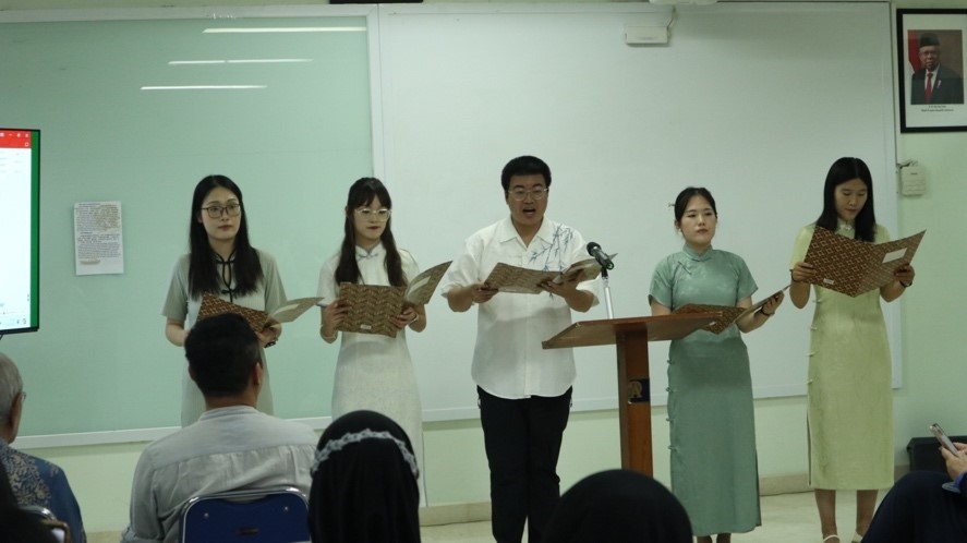 阿拉扎大學(xué)孔子學(xué)院志愿者教師表演詩(shī)朗誦。活動(dòng)主辦方供圖