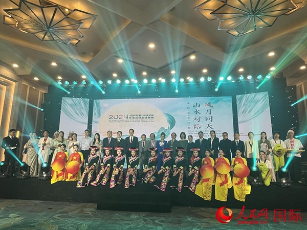 兩國嘉賓與中越藝術(shù)家現(xiàn)場合影。人民網(wǎng)記者 楊曄攝