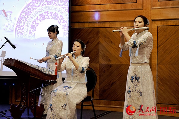 來(lái)自景德鎮(zhèn)的陶瓷音樂(lè)會(huì)在中秋佳節(jié)給英國(guó)倫敦的觀眾帶來(lái)了別樣的文化體驗(yàn)。人民網(wǎng)記者 邢雪攝