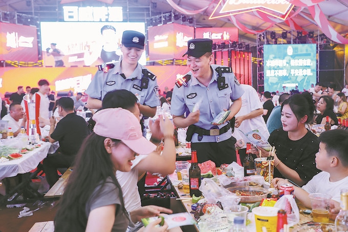8月10日，黑龍江省哈爾濱市公安局松北分局民警輔警在啤酒大棚開展安全宣傳。史繼東攝