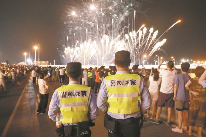 8月10日，黑龍江省哈爾濱市公安局松北分局民警輔警在啤酒大棚開展安全宣傳。史繼東攝
