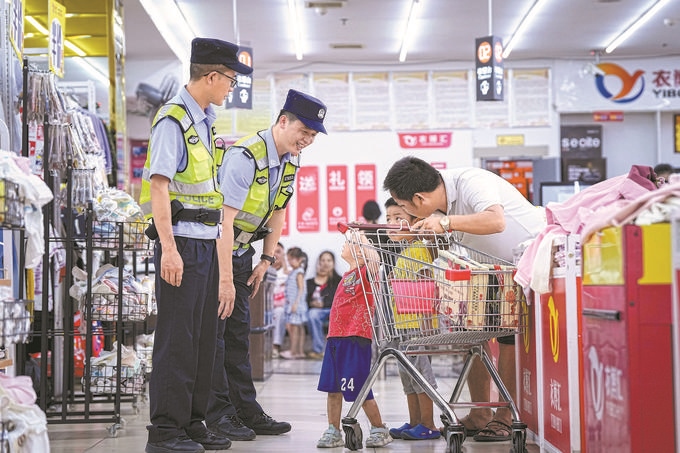 ?8月27日，貴州省凱里市公安局組織開展拉網(wǎng)式大排查，民警在超市和群眾交流。周國輝攝