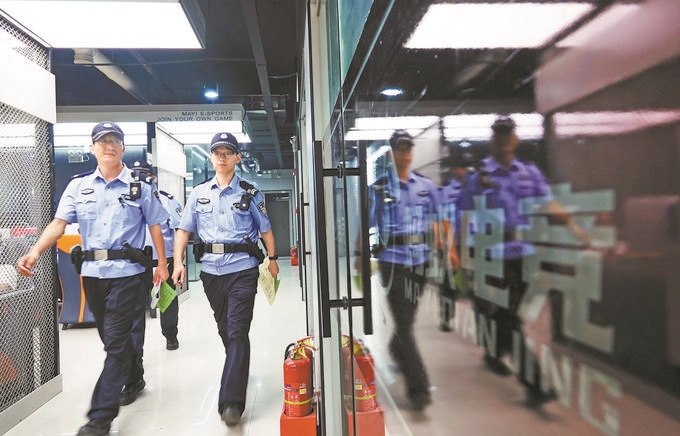 ▲7月6日，山西省新絳縣公安局龍興派出所組織警力對(duì)網(wǎng)吧等場(chǎng)所進(jìn)行集中治安檢查。高新生攝