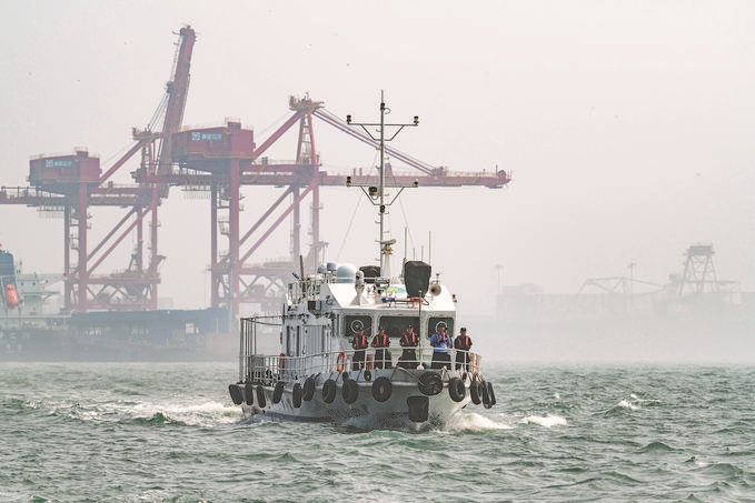 ?7月5日，秦皇島出入境邊防檢查站聯(lián)合秦皇島市公安局水陸巡特警支隊(duì)開展海上聯(lián)合巡航。陳凈萱攝