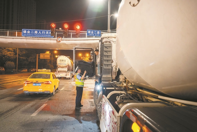 7月25日，陜西省西安市公安局交警支隊(duì)開展全市中重型貨車及面包車違法異地互查整治行動(dòng)。孫崇明攝