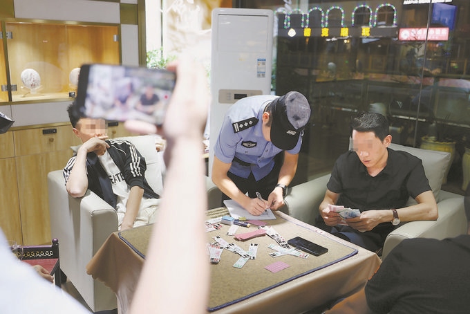 9月7日，云南省昆明市公安機(jī)關(guān)對(duì)棋牌室開展檢查。