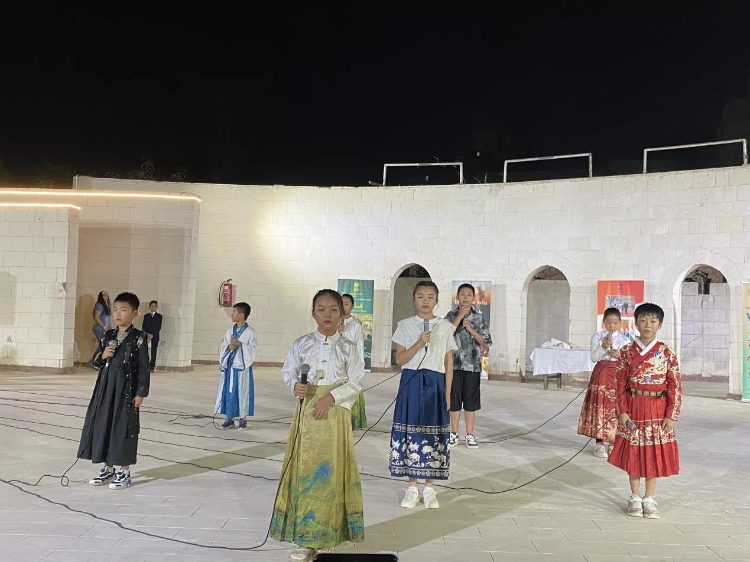 東方藝術(shù)文化館小朋友的詩(shī)朗誦表演。開(kāi)羅中國(guó)文化中心供圖
