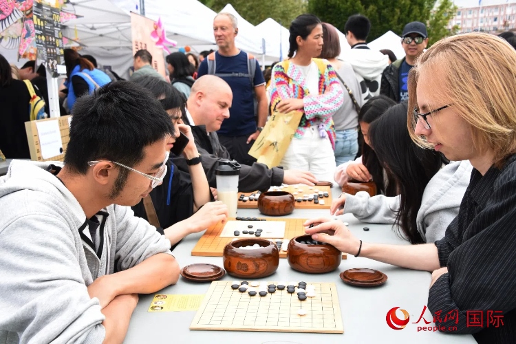 圍棋博弈。人民網(wǎng)記者 殷淼攝