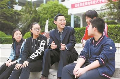 淮北市首批高層次人才儲(chǔ)備金獲得者、淮北市第一中學(xué)教師陳超（左三）在與學(xué)生交談?；幢笔形瞬殴ぷ骶止﹫D