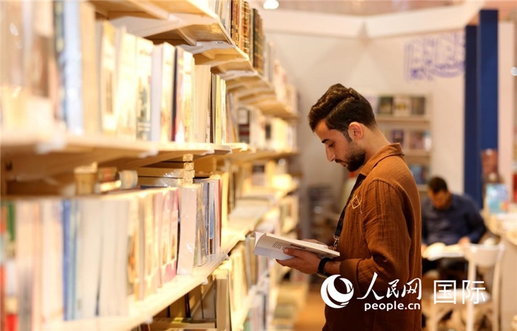 一位民眾在讀書。人民網(wǎng)中東中心分社奧馬爾·哈利勒攝