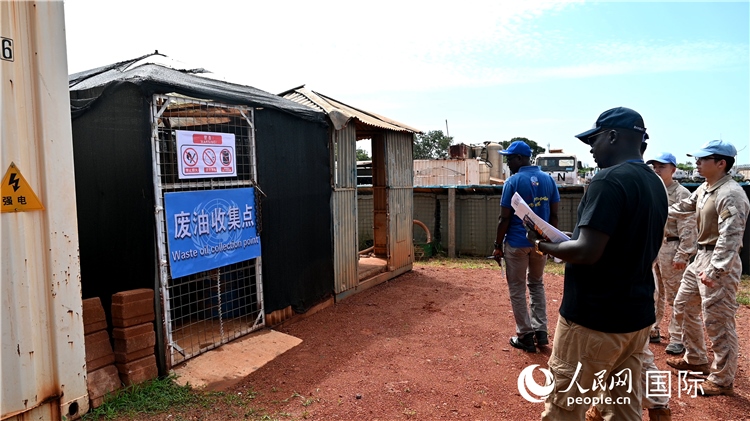 圖5 檢查廢棄油料收集點。王軍杰攝