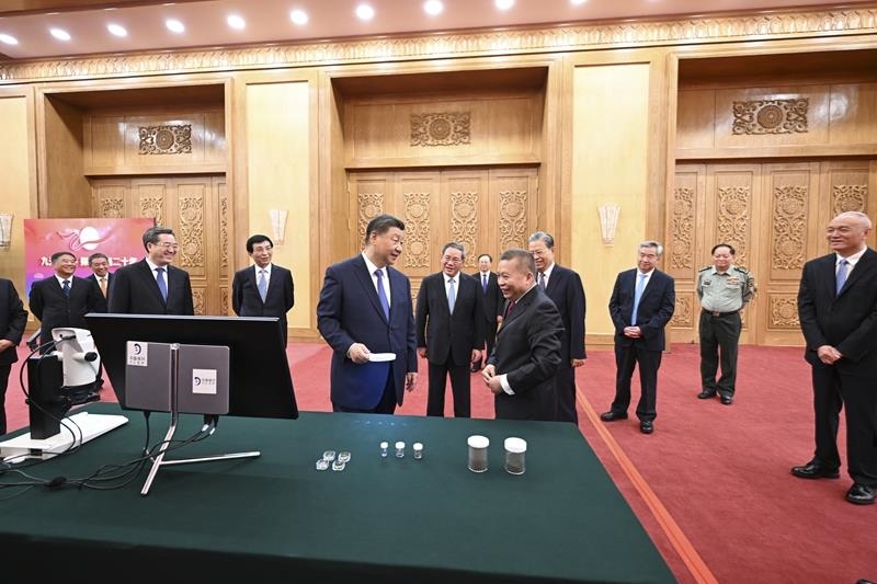 △2024年9月23日，習(xí)近平總書記等參觀月球樣品和探月工程成果展覽。