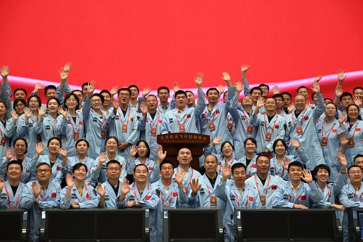 △2024年6月25日，嫦娥六號任務(wù)圓滿成功后，工作人員在北京航天飛行控制中心合影。